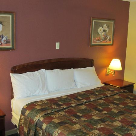 First Western Inn - Fairmont City Экстерьер фото