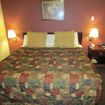 First Western Inn - Fairmont City Экстерьер фото