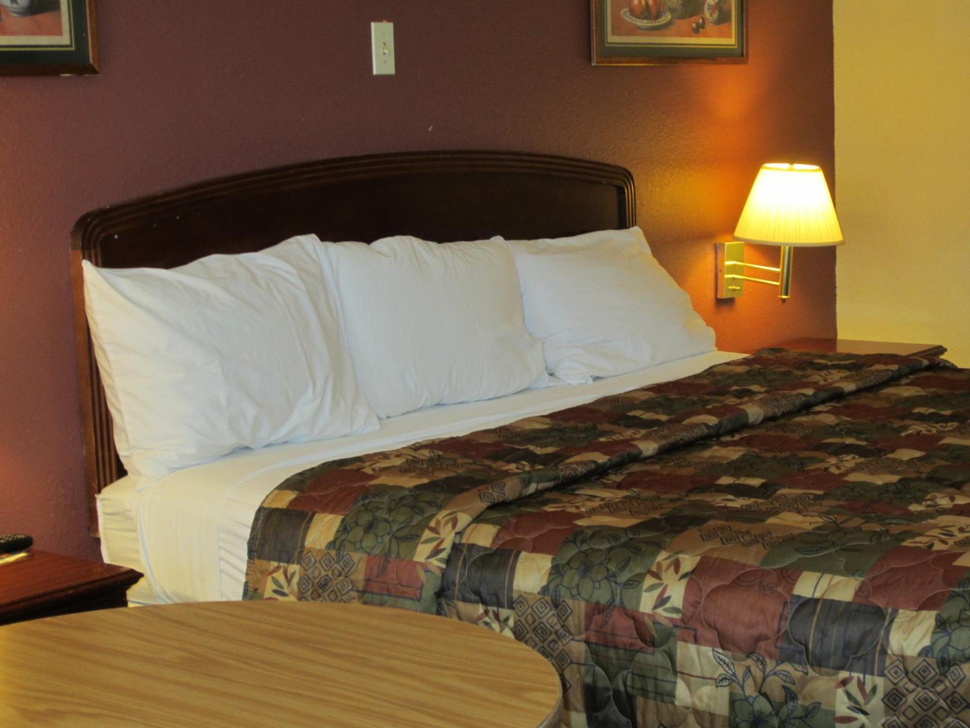 First Western Inn - Fairmont City Экстерьер фото