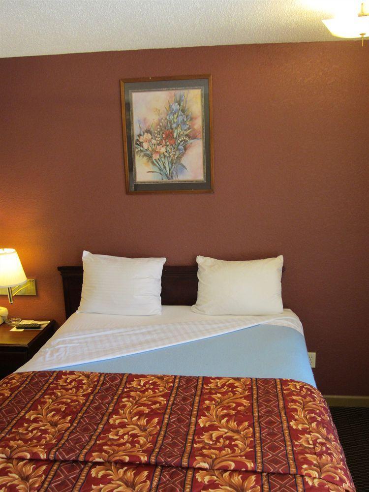 First Western Inn - Fairmont City Экстерьер фото
