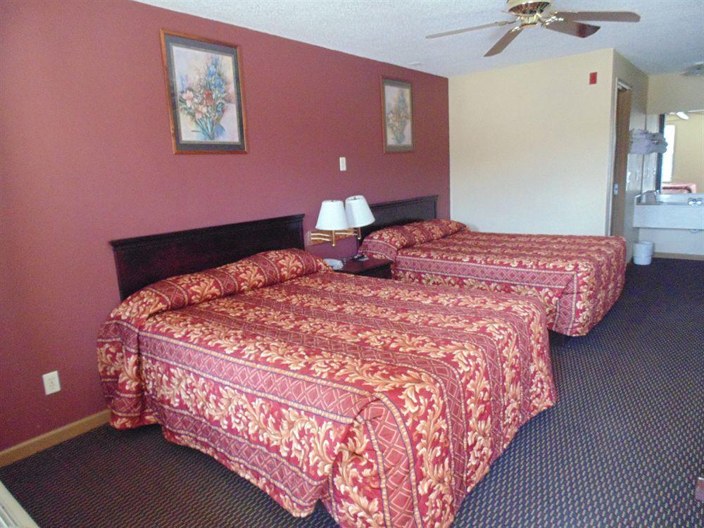 First Western Inn - Fairmont City Экстерьер фото