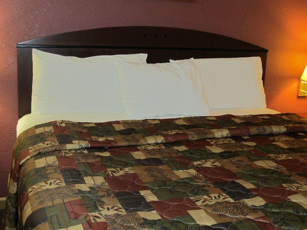 First Western Inn - Fairmont City Экстерьер фото