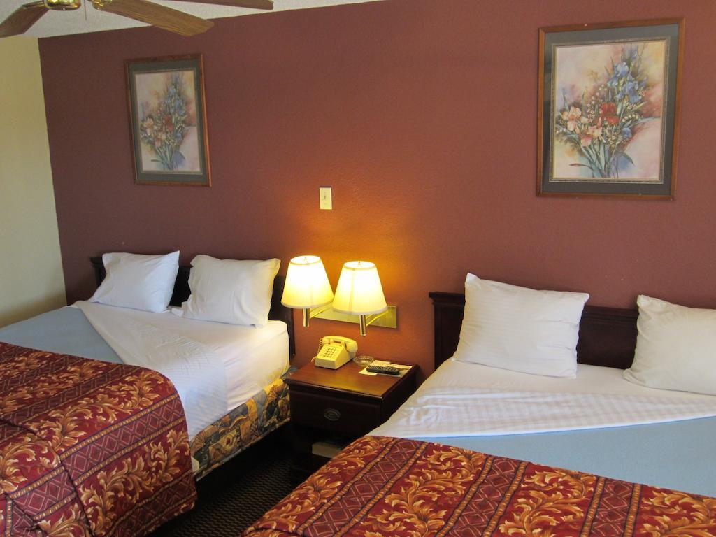 First Western Inn - Fairmont City Экстерьер фото