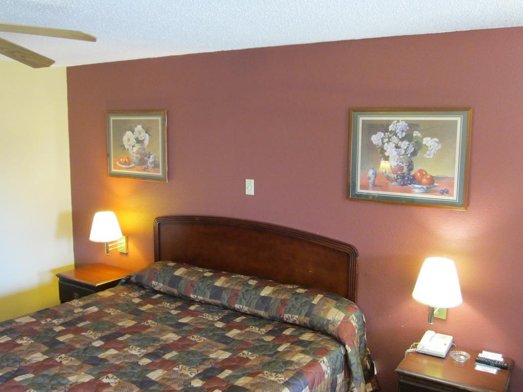 First Western Inn - Fairmont City Экстерьер фото