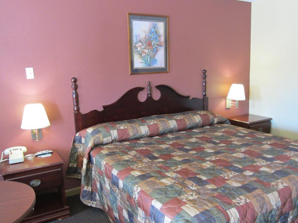 First Western Inn - Fairmont City Экстерьер фото