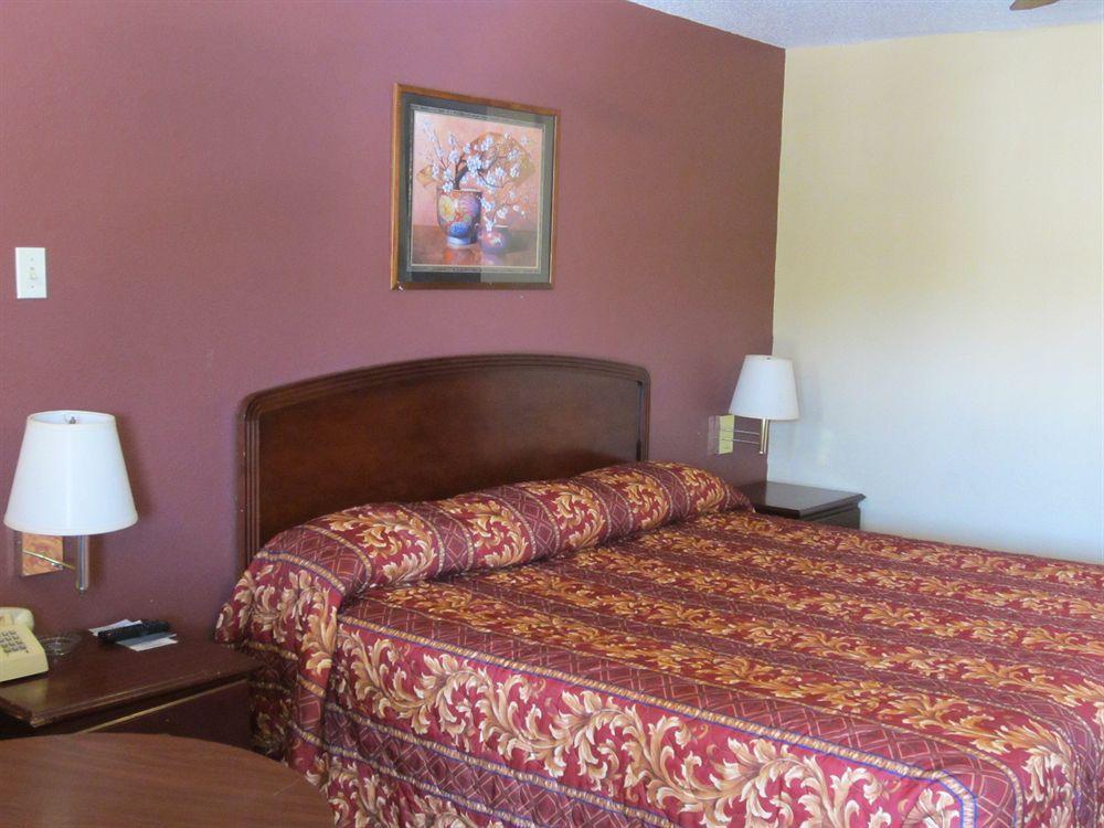 First Western Inn - Fairmont City Экстерьер фото