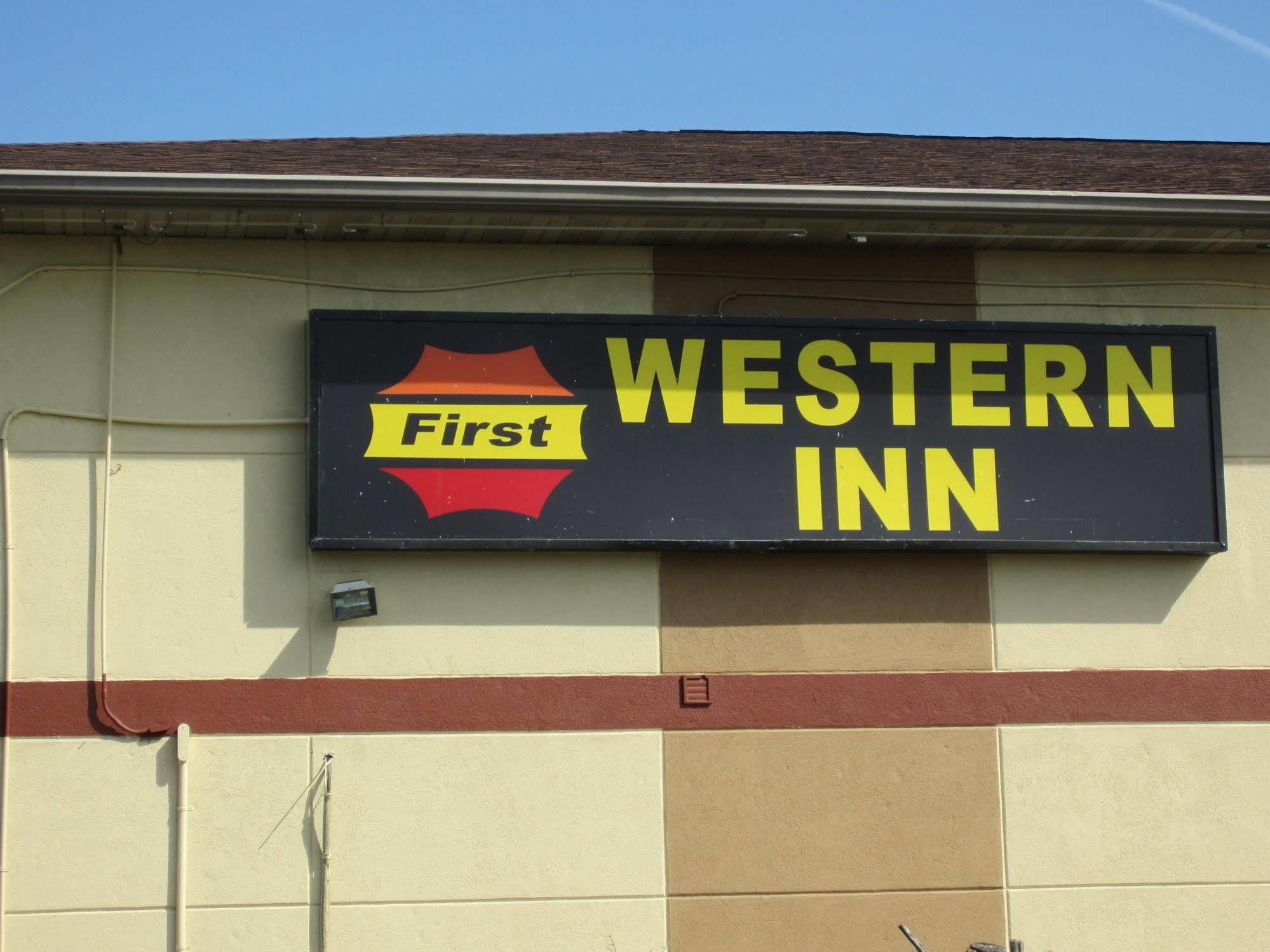 First Western Inn - Fairmont City Экстерьер фото