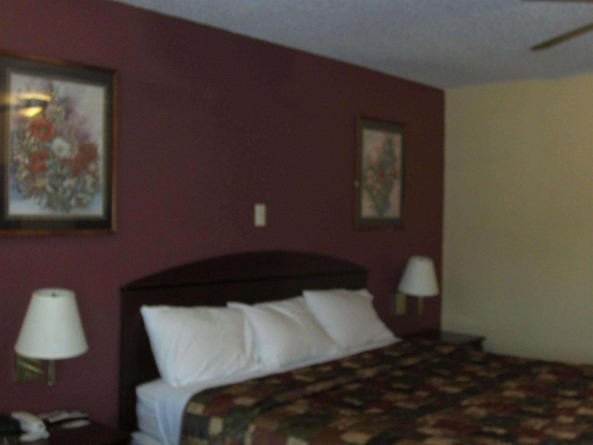 First Western Inn - Fairmont City Экстерьер фото