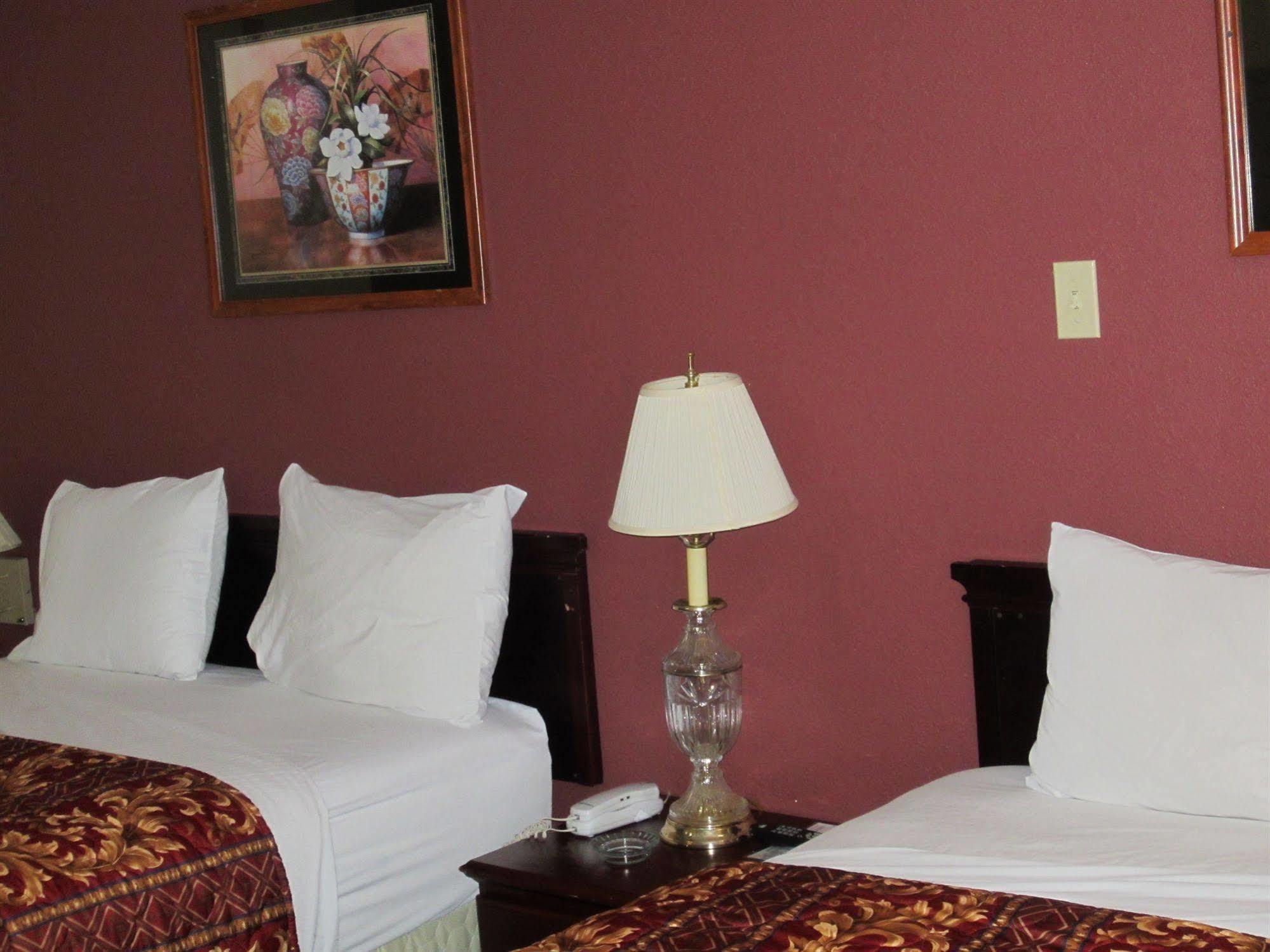 First Western Inn - Fairmont City Экстерьер фото