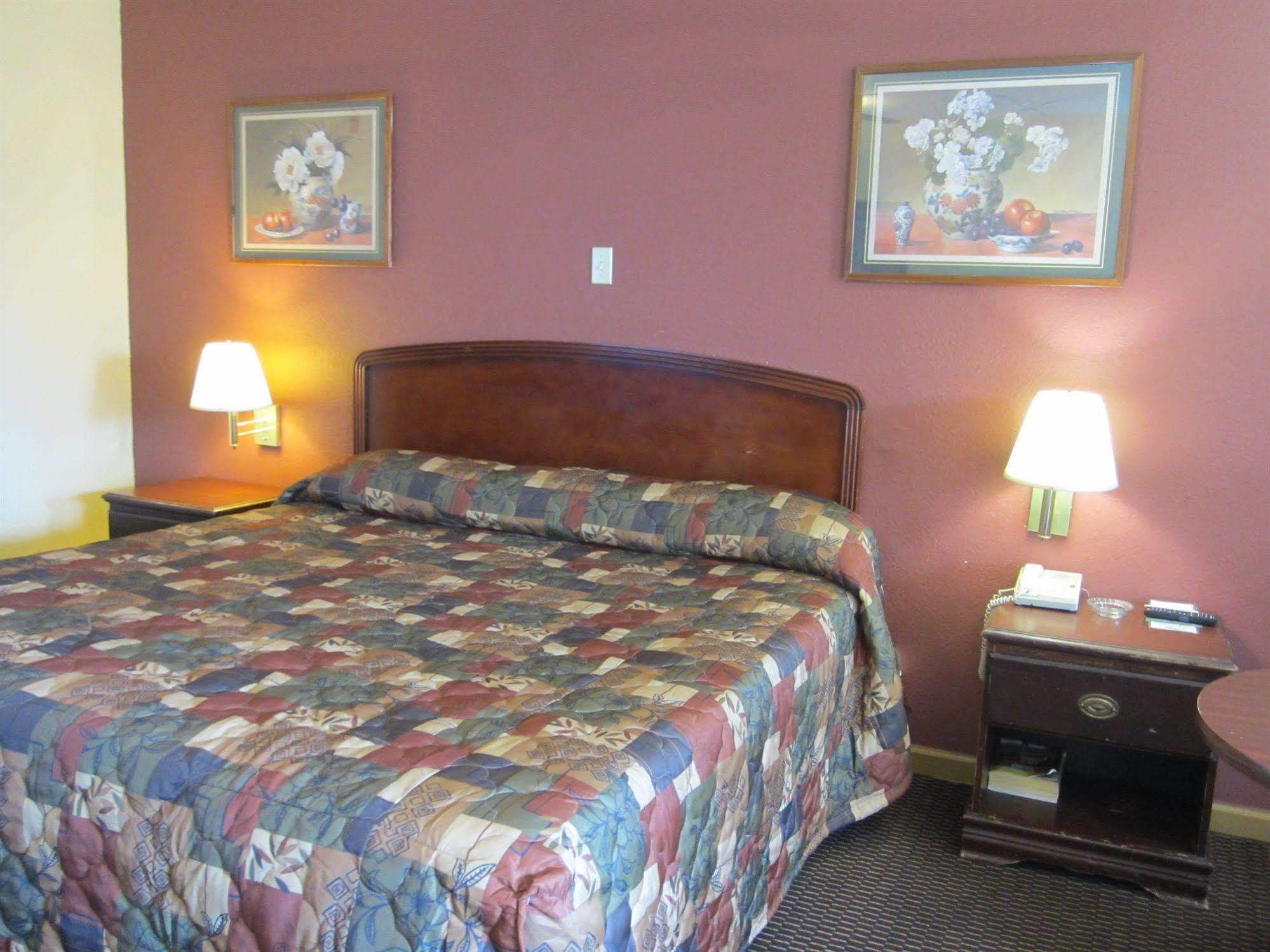 First Western Inn - Fairmont City Экстерьер фото